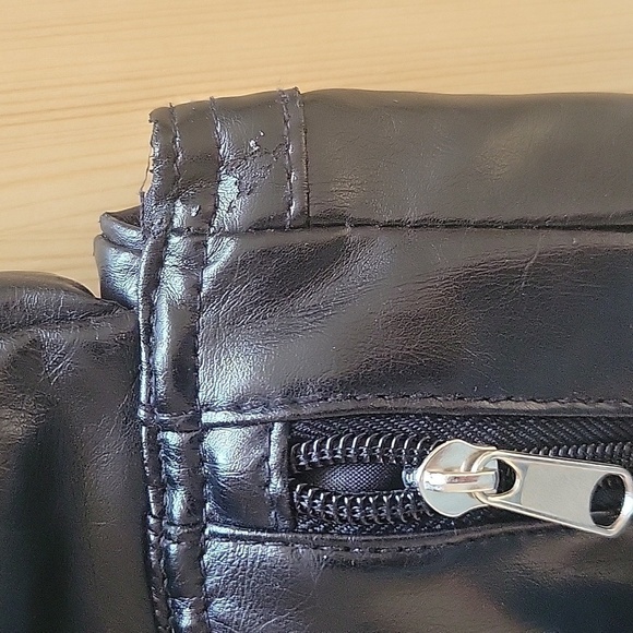 ROOTS🍁 Black Faux Leather Over the Shoulder Bag - Picture 5 of 6